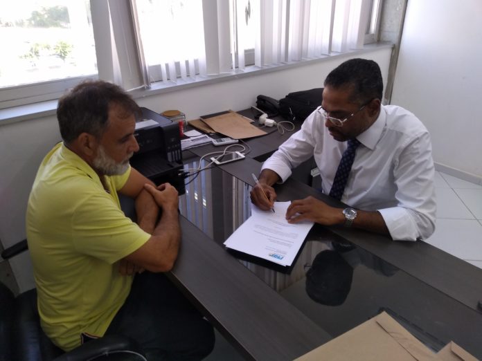 Antônio da Feira' entregando sua carta de renúncia ao presidente estadual do Partido, deputado Marcio Marinho Antônio da Feira' entregando sua carta de renúncia ao presidente estadual do Partido, deputado Marcio Marinho